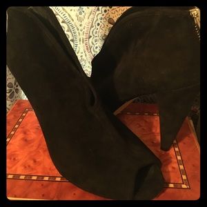 Vince Camuto Blk Suede size 8.5